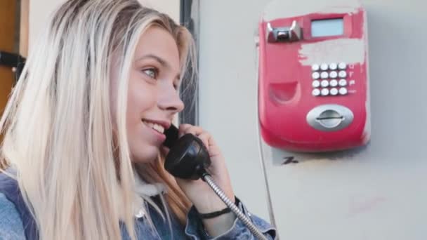 Όμορφη Κοπέλα Μιλάει Στο Καρτοτηλέφωνο Τηλέφωνο Πόλη Χαρούμενο Χαμόγελο Έφηβος — Αρχείο Βίντεο