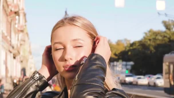Sexy Atrakcyjne Blondynka Flirtuje Ulica Modne Włosy Wiatr Zwolniony Ruch — Wideo stockowe