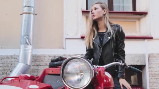 Çekici Genç Kız Seksi Kırmızı Motosiklet Macerası Cazibesine Sahip Oturuyor — Stok video