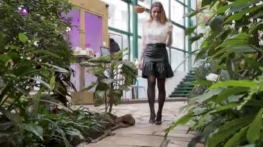 Güzel topukluları, seksi ayakkabıları, şık ayakkabıları kirletiyor.