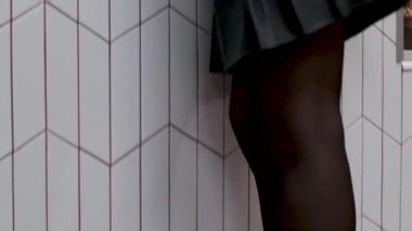 Topuklu ayakkabı giyen seksi bacaklı bir kız.
