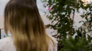 Güzel topukluları, seksi ayakkabıları, şık ayakkabıları kirletiyor.