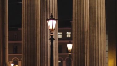 Geceleri Avrupa tarihi antikaları mimari sütunlar ve antika fenerler