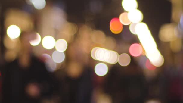 People passers-by the nightlife of the city blur motion — Stock Video