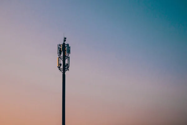 Torre Celular Conexão Transmissor Sem Fio Microondas Telecom Sinal Telefone — Fotografia de Stock
