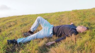 Mutlu adam doğadaki özgürlüktür. Barış içinde yaşa. Kaygısız bir başarı.