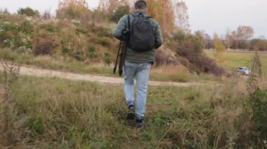 Fotoğrafçı gezgin, kamera yaşam tarzını profesyonel aktivite gezgini peyzajını ayarlıyor