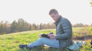 İnsan doğada dinlenir kitap okur ve tasasız kahve içer.