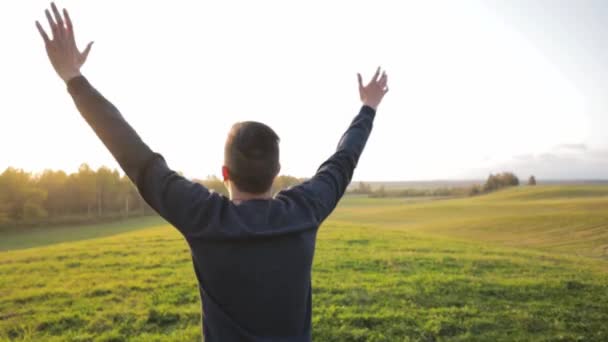 Hombre Feliz Libertad Naturaleza Correr Saltar Paz Estilo Vida Éxito — Vídeos de Stock