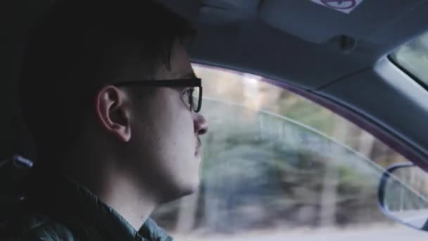 Młody Kierowca Pewny Siebie Kierownicą Szczęśliwy Osoba Podróży Portret — Wideo stockowe