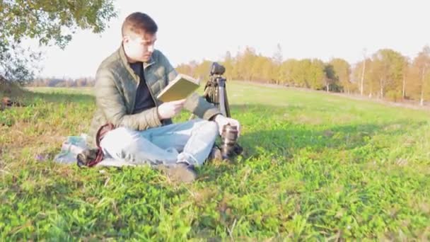 Hombre Descansa Naturaleza Lee Libro Bebe Café Despreocupado — Vídeos de Stock