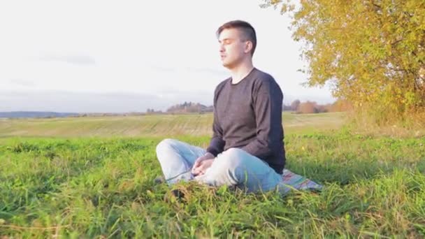 Hombre Medita Naturaleza Libertad Yoga Confianza Felicidad Zen Relajación — Vídeos de Stock