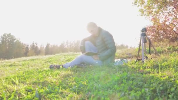 Hombre Descansa Naturaleza Lee Libro Bebe Café Despreocupado — Vídeos de Stock