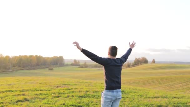 Hombre Feliz Libertad Naturaleza Correr Saltar Paz Estilo Vida Éxito — Vídeos de Stock