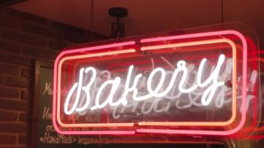 Sokak yemeklerinin üzerinde neon fırın tabelası Gece pankartı kırmızısı