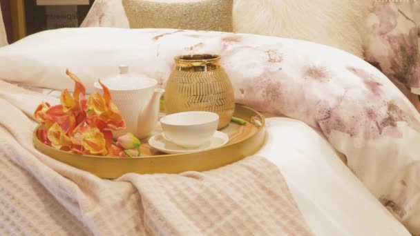 Πρωινό Τσάι Καφέ Στο Κρεβάτι Πρωινό Ρομαντικό Μπουκέτο Ποτό Γάμου — Αρχείο Βίντεο