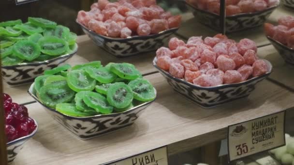 Dulces Orientales Kiwi Secos Mandarina Miel Albaricoques Veganos Desayuno Cacahuetes — Vídeo de stock