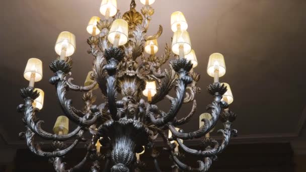 Lámpara Araña Vieja Madera Diseño Antiguo Lujo Interior Linterna Decorativa — Vídeos de Stock