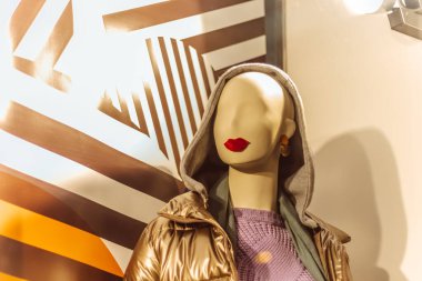 Bir kozmetik mağazasının vitrininde koca dudaklı manken kadın.