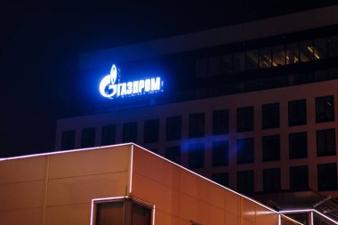 Logolu Gazprom binası gece Saint Petersburg Şirketi 'nde parlıyor.