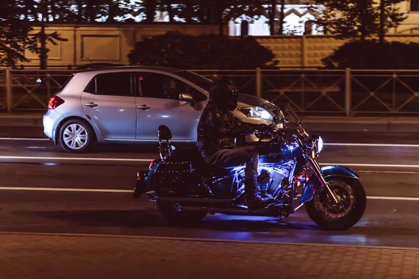 Ciclista Noche Carretera Una Brillante Moto Cyberpunk Futurista Estilo Faro — Foto de Stock