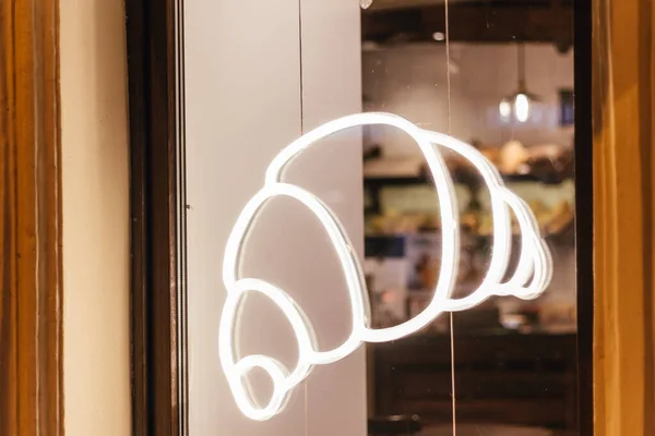 Leuchtreklame Ikone Croissant Bäckerei Fenster Eines Nachtcafés Leuchtet — Stockfoto