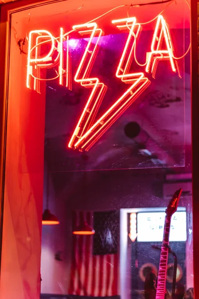 Neon Pizza Inskription Fönstret Pizzerian Natten Lyser Reklam — Stockfoto