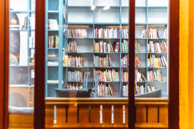 Kamu kütüphanesinde kitaplık rafları İçişleri Bilgi Üniversitesi okuması