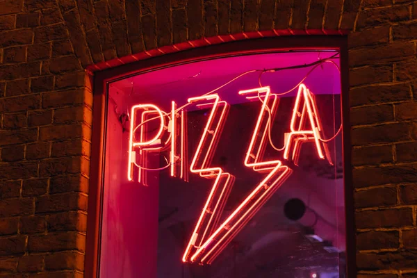 Neon Pizza Inskription Fönstret Pizzerian Natten Lyser Reklam — Stockfoto