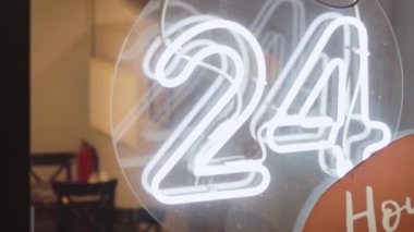 Camdaki neon levha 24 saat açık gece iş ilanı