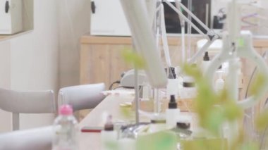 Tırnak manikür salonu iş yeri malzeme depolama cilası ve dezenfeksiyon araçları servisi