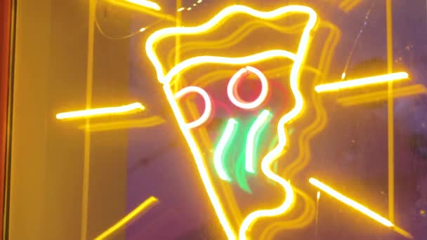Neon Pizza Napis Oknie Pizzerii Nocy Świeci Reklama — Wideo stockowe