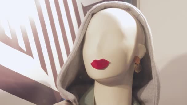 Mannequin Femme Avec Grandes Lèvres Sur Fenêtre Mannequin Magasin Cosmétiques — Video