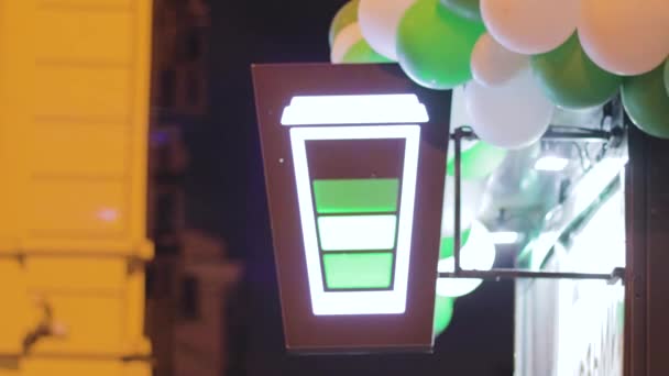 Kaffekopp Med Neonikon Lyser Vinduet Kaffebaren Natten – stockvideo
