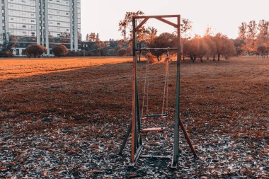 Çocuk salıncakları sonbahar masalları gibi fantastik bir dünyadır. Kızılötesi sanat yaprak işleme yalnız