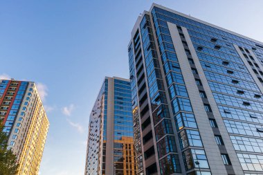 Modern mimari tarzında yüksek teknolojili şehir manzaralı bir apartman dairesi.