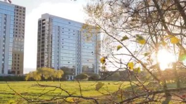 Modern mimari tarzında yüksek teknolojili şehir manzaralı bir apartman dairesi.