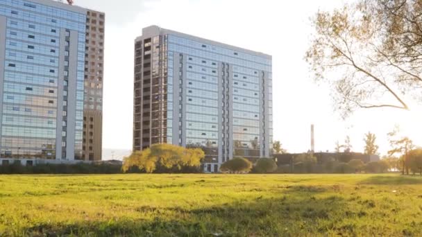 Edifício Estilo Arquitetura Moderna Alta Tecnologia Cityscape Espelhado Fachada Apartamento — Vídeo de Stock