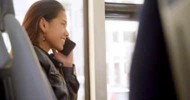 Otobüs 4 k seyahat ederken cep telefonu üzerinde konuşurken gülümseyen genç kız