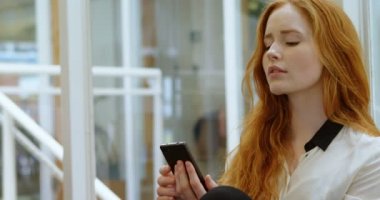 Genç kadın yönetici cep telefonu kullanma office 4 k