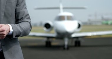 Cep telefonuyla terminal 4 k adlı işadamı orta bölümünde