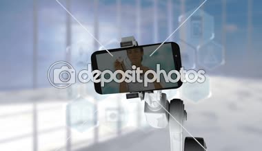 Beyaz robotik kol digitally arka planı ekranda tıbbi simgeleri göster cep telefonu tutan dijital olarak oluşturulan video