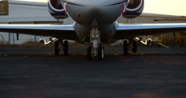 Güneşli bir günde 4k terminalinde özel jet