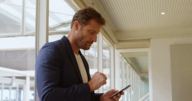 Akıllı işadamı cep telefonu kullanma office 4 k