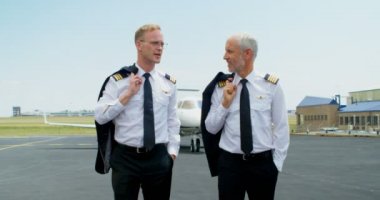 İki erkek pilot piste 4 k birbirleri ile etkileşim