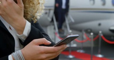 Cep telefonuyla terminal 4 k işkadını orta bölümünde