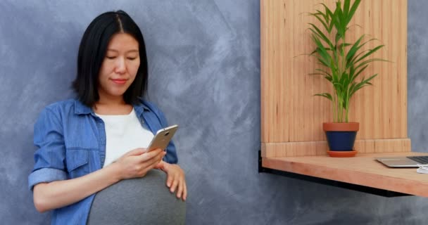 Έγκυος Γυναίκα Που Χρησιμοποιούν Κινητό Τηλέφωνο Στο Γραφείο — Αρχείο Βίντεο