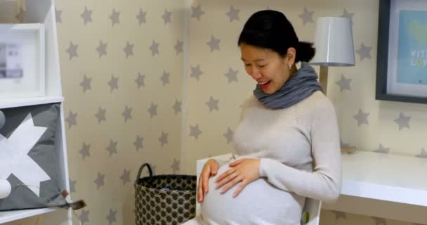 Szczęśliwa Kobieta Ciąży Dotykając Jej Brzuch Domu — Wideo stockowe
