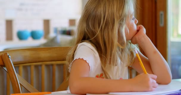 Fille Réfléchie Faisant Ses Devoirs Maison — Video