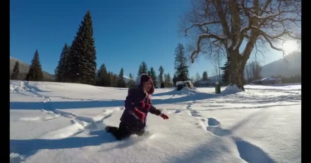 Meisje Spelen Sneeuw Winter Een Zonnige Dag — Stockvideo